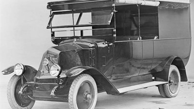 Camión Renault con un Renault 10 CV en la caja - 1925   