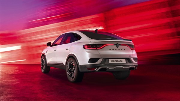 Renault Arkana E-Tech full hybrid - Distancia al suelo pronunciada, doble tubo de escape negro