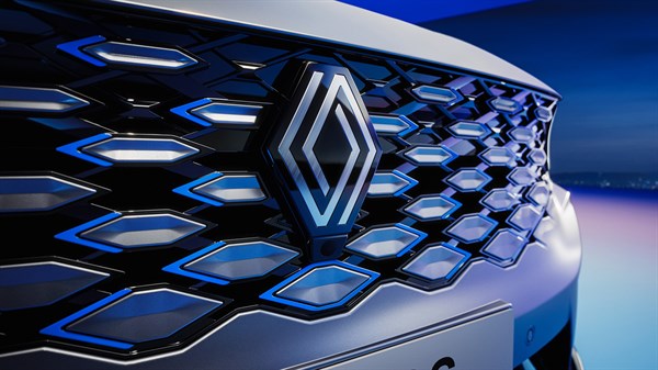 Renault Koleos full hybrid E-Tech  - parrilla distintiva que incorpora el emblema de Renault en aluminio
