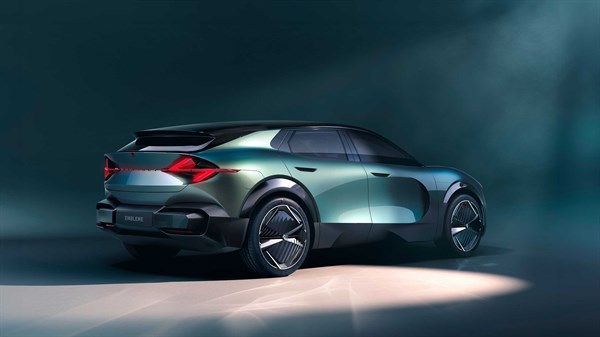 Línea de techo inclinada y gran alerón trasero - Renault