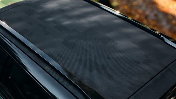 Techo en tela pixelada: Un diseño único que combina estilo y funcionalidad.