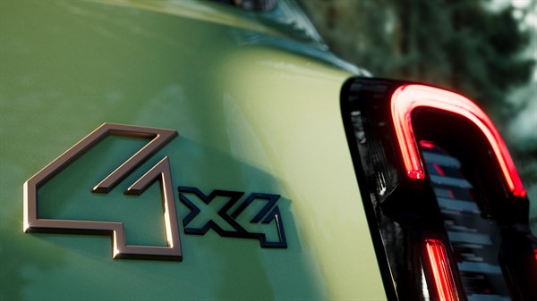 Emblema exclusivo Savane: Un distintivo que resalta su carácter todoterreno.