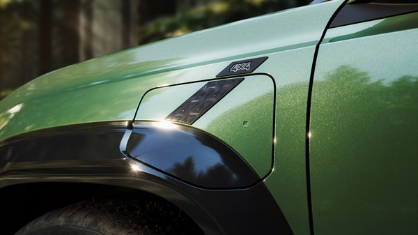 Tapa de carga frontal: Diseño personalizado que facilita la carga del vehículo.