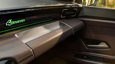 Manijas y logotipo retroiluminados: Detalles que añaden un toque moderno y elegante.